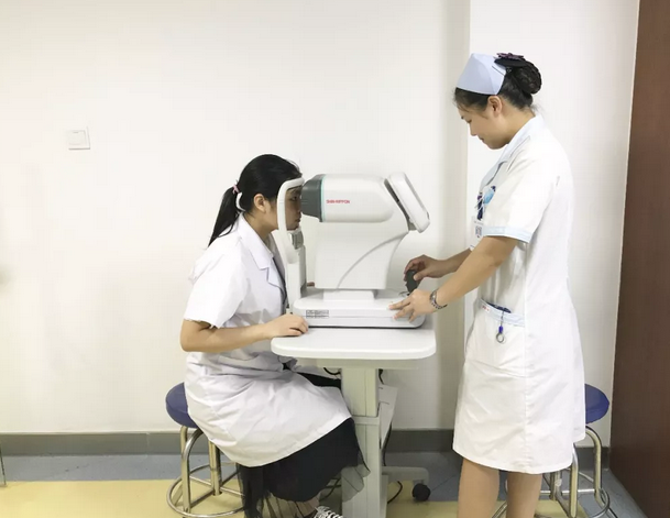 近视手术不安全,没看到很多眼科医生戴眼镜,这是很多近视朋友不敢摘镜的 大顾虑。“这 是一种误解。我们赣州易游体育医生、护士等工作人员都选择了摘镜2.png 近视手术不安全,没看到很多眼科医生戴眼镜,这是很多近视朋友不敢摘镜的 大顾虑。“这 是一种误解。我们赣州易游体育医生、护士等工作人员都选择了摘镜2.png