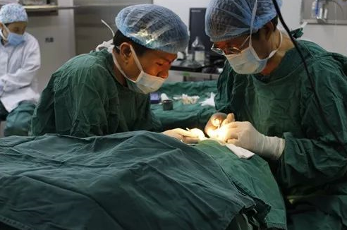 成都易游体育 为不慎铁屑飞入眼内的患者小黄手术,成都商报同时也对此进行了详细报道。成都易游体育院长罗清礼教授告诉成都商报客户端记者,磁铁取金属异物在医疗手术中较为常见,但细分到眼科领域较为罕见。3.png 成都易游体育 为不慎铁屑飞入眼内的患者小黄手术,成都商报同时也对此进行了详细报道。成都易游体育院长罗清礼教授告诉成都商报客户端记者,磁铁取金属异物在医疗手术中较为常见,但细分到眼科领域较为罕见。3.png