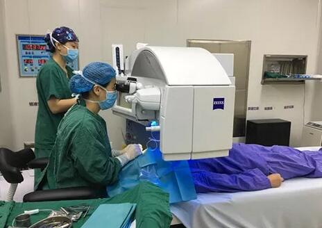 近视夫妻双双在成都易游体育顺利摘镜2.jpg 近视夫妻双双在成都易游体育顺利摘镜2.jpg