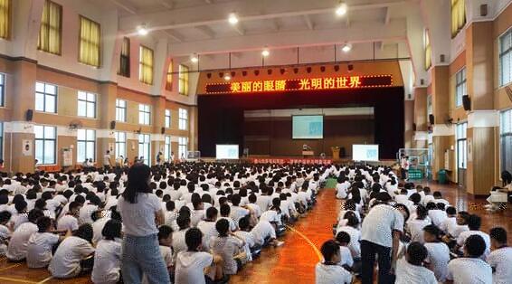 佛山易游体育“美丽的眼睛 光明的世界”眼健康知识讲座走进佛山六中4.jpg