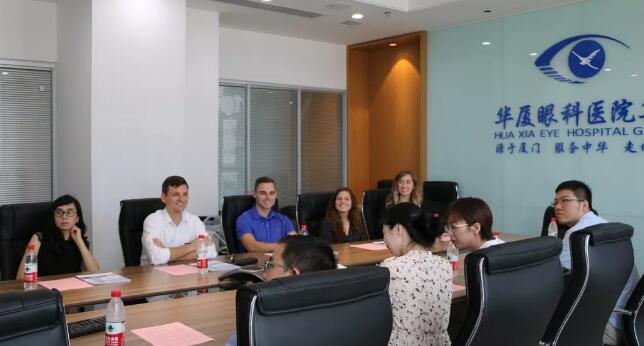 美国肯塔基视光学院的助理教授一行到访易游体育 参观厦门眼科中心眼视光门诊2.jpg 美国肯塔基视光学院的助理教授一行到访易游体育 参观厦门眼科中心眼视光门诊2.jpg
