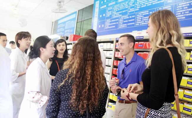 美国肯塔基视光学院的助理教授一行到访易游体育 参观厦门眼科中心眼视光门诊3.jpg 美国肯塔基视光学院的助理教授一行到访易游体育 参观厦门眼科中心眼视光门诊3.jpg