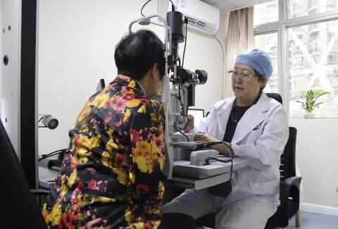 《健康时报》刊出厦门眼科中心黎晓新院长专访:眼科界的五位环球院士——“玻切女王”的进阶之路6.jpg