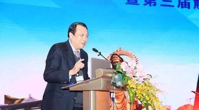 临沂易游体育崔传波院长应邀出席全国眼屈光手术研讨会并点评屈光学术分享环节1.jpg 临沂易游体育崔传波院长应邀出席全国眼屈光手术研讨会并点评屈光学术分享环节1.jpg