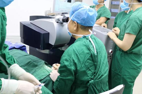 易游体育集团副总院长、厦门大学附属眼科中心业务院长王骞教授莅临西安易游体育为近视患者量身定制个性化手术方案1.jpg 易游体育集团副总院长、厦门大学附属眼科中心业务院长王骞教授莅临西安易游体育为近视患者量身定制个性化手术方案1.jpg