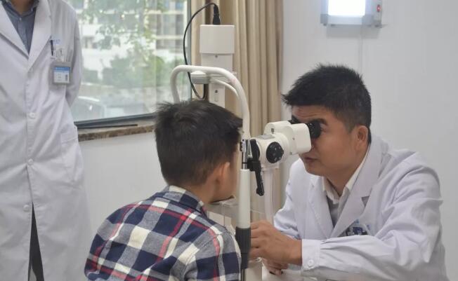 眼科医生的一天——重庆易游体育副院长白内障医生安晓巨1.jpg