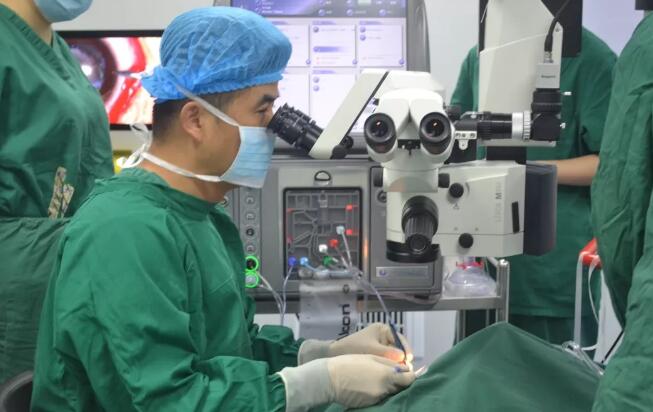 眼科医生的一天——重庆易游体育副院长白内障医生安晓巨2.jpg