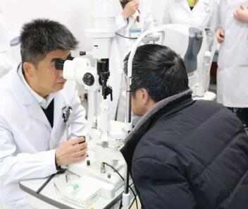 重庆易游体育安晓巨副院长：白内障手术什么时候做 ？1.jpg