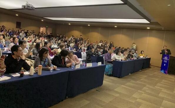 易游体育专家团受邀亮相第十九届环球眼科学学术会议暨第十九届环球视光学学术会议（COOC 2019）3.jpg