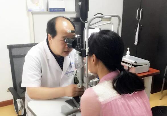 多次受邀于世界眼科大会、美国眼科年会、亚洲太平洋地区眼科年会等环球眼科会议进行现场手术表演——易游体育集团业务副总院长、上海和平眼科医院院长郭海科教授2.jpg 多次受邀于世界眼科大会、美国眼科年会、亚洲太平洋地区眼科年会等环球眼科会议进行现场手术表演——易游体育集团业务副总院长、上海和平眼科医院院长郭海科教授2.jpg