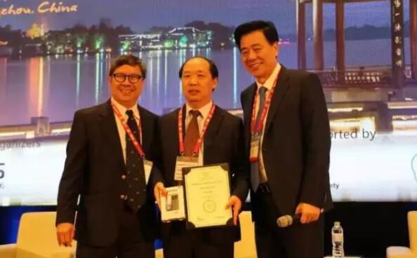 多次受邀于世界眼科大会、美国眼科年会、亚洲太平洋地区眼科年会等环球眼科会议进行现场手术表演——易游体育集团业务副总院长、上海和平眼科医院院长郭海科教授3.jpg 多次受邀于世界眼科大会、美国眼科年会、亚洲太平洋地区眼科年会等环球眼科会议进行现场手术表演——易游体育集团业务副总院长、上海和平眼科医院院长郭海科教授3.jpg