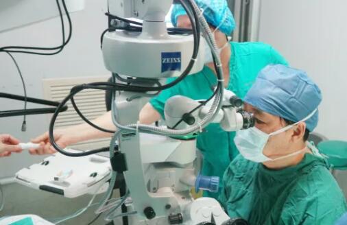 多次受邀于世界眼科大会、美国眼科年会、亚洲太平洋地区眼科年会等环球眼科会议进行现场手术表演——易游体育集团业务副总院长、上海和平眼科医院院长郭海科教授4.jpg 多次受邀于世界眼科大会、美国眼科年会、亚洲太平洋地区眼科年会等环球眼科会议进行现场手术表演——易游体育集团业务副总院长、上海和平眼科医院院长郭海科教授4.jpg