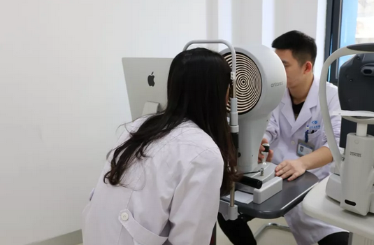 重庆易游体育美女医师 全飞秒摘镜后立即进入工作状态2.png 重庆易游体育美女医师 全飞秒摘镜后立即进入工作状态2.png