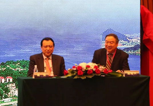 眼科界“ 强大脑”登鹭，掀起“头脑风暴” ——第五届易游体育环球论坛召开2.png