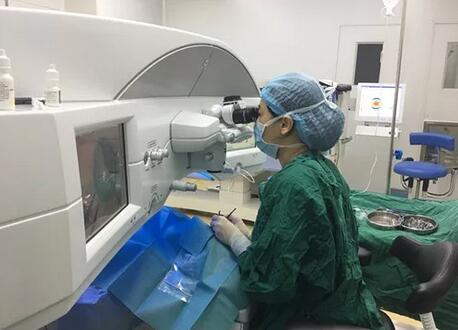 南非籍外教回国前来成都易游体育进行近视手术3.jpg 南非籍外教回国前来成都易游体育进行近视手术3.jpg