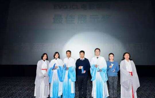 易游体育蔡磊琳业务副院长与同行一道出席第九届“关爱近视 微笑论坛”EVO ICL电影学院专场2.jpg 易游体育蔡磊琳业务副院长与同行一道出席第九届“关爱近视 微笑论坛”EVO ICL电影学院专场2.jpg