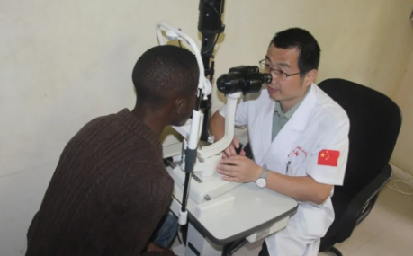 现任莆田市医学会眼科分会副主任委员,福建省医学会眼科分会眼整形组成员刘励医生,今年强力加盟莆田眼科医院,担任医院业务院长。这一“强援”的加盟,将引领莆田眼科医院的诊疗实力迈上更高台阶,造福莆田市乃至周边的眼疾患者3.png 现任莆田市医学会眼科分会副主任委员,福建省医学会眼科分会眼整形组成员刘励医生,今年强力加盟莆田眼科医院,担任医院业务院长。这一“强援”的加盟,将引领莆田眼科医院的诊疗实力迈上更高台阶,造福莆田市乃至周边的眼疾患者3.png