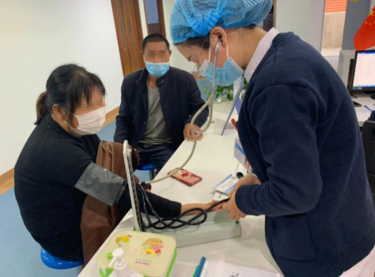 多年后,再回郑州易游体育向徐惠民院长“汇报”自己重获光明后收获的幸福1.png 多年后,再回郑州易游体育向徐惠民院长“汇报”自己重获光明后收获的幸福1.png