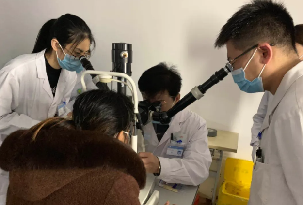 多年后,再回郑州易游体育向徐惠民院长“汇报”自己重获光明后收获的幸福2.png 多年后,再回郑州易游体育向徐惠民院长“汇报”自己重获光明后收获的幸福2.png