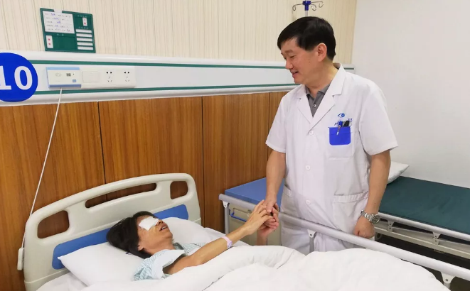 被白内障和高度近视夺走的视界在东莞易游体育复明1.png 被白内障和高度近视夺走的视界在东莞易游体育复明1.png