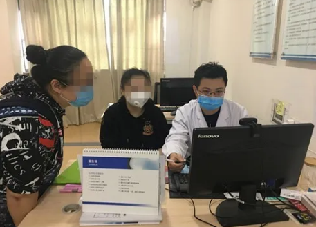 眼病患者在成都易游体育接受厦门眼科中心总院长黎晓新教授远程会诊1.png 眼病患者在成都易游体育接受厦门眼科中心总院长黎晓新教授远程会诊1.png