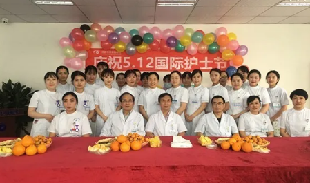 为了加强院内感控管理,使护理人员更加贴近患者,更利于护士自在的工作, 5月11日下午3点,成都易游体育全体护理人员齐聚会议室举行了脱帽仪式。1.png 为了加强院内感控管理,使护理人员更加贴近患者,更利于护士自在的工作, 5月11日下午3点,成都易游体育全体护理人员齐聚会议室举行了脱帽仪式。1.png