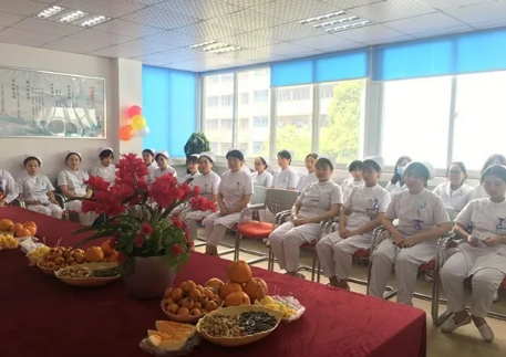 为了加强院内感控管理,使护理人员更加贴近患者,更利于护士自在的工作, 5月11日下午3点,成都易游体育全体护理人员齐聚会议室举行了脱帽仪式。2.png 为了加强院内感控管理,使护理人员更加贴近患者,更利于护士自在的工作, 5月11日下午3点,成都易游体育全体护理人员齐聚会议室举行了脱帽仪式。2.png