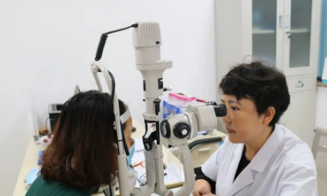 显微镜下,精细守护“心灵之窗” 专访重庆易游体育眼底“光明使者”——陈少军教授1.png