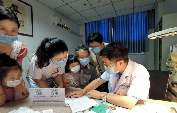 开学前合肥名人眼科医院斜弱视与小儿眼科“忙碌+温情”的就诊现场!1.png 开学前合肥名人眼科医院斜弱视与小儿眼科“忙碌+温情”的就诊现场!1.png