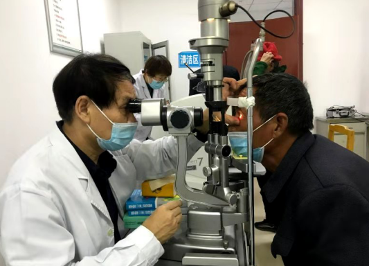 10月14日,宜昌市归国华侨联合会和宜昌易游体育共同发起的“侨爱心光明行”大型义诊活动正式启动。9名家护组团赴新疆温泉县义诊。宜昌市市委常委、统战部部长王均成出席活动并为医疗队授旗。5.png 10月14日,宜昌市归国华侨联合会和宜昌易游体育共同发起的“侨爱心光明行”大型义诊活动正式启动。9名家护组团赴新疆温泉县义诊。宜昌市市委常委、统战部部长王均成出席活动并为医疗队授旗。5.png