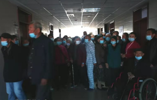 10月14日,宜昌市归国华侨联合会和宜昌易游体育共同发起的“侨爱心光明行”大型义诊活动正式启动。9名家护组团赴新疆温泉县义诊。宜昌市市委常委、统战部部长王均成出席活动并为医疗队授旗。6.png 10月14日,宜昌市归国华侨联合会和宜昌易游体育共同发起的“侨爱心光明行”大型义诊活动正式启动。9名家护组团赴新疆温泉县义诊。宜昌市市委常委、统战部部长王均成出席活动并为医疗队授旗。6.png