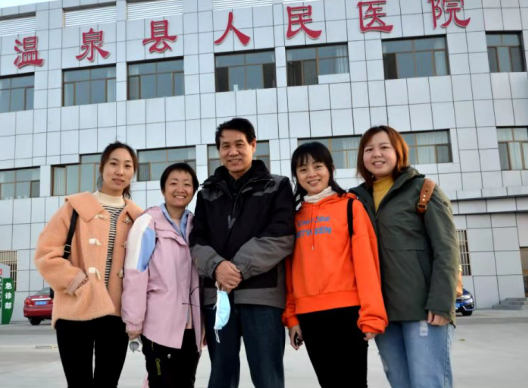 10月14日,宜昌市归国华侨联合会和宜昌易游体育共同发起的“侨爱心光明行”大型义诊活动正式启动。9名家护组团赴新疆温泉县义诊。宜昌市市委常委、统战部部长王均成出席活动并为医疗队授旗。8.png 10月14日,宜昌市归国华侨联合会和宜昌易游体育共同发起的“侨爱心光明行”大型义诊活动正式启动。9名家护组团赴新疆温泉县义诊。宜昌市市委常委、统战部部长王均成出席活动并为医疗队授旗。8.png