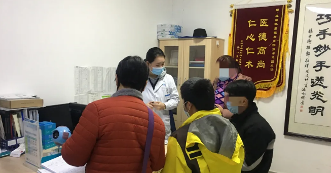 伟大伯母四处借钱为侄儿做近视手术 成都易游体育：手术费免了！2.png