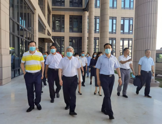 福建省副省长崔永辉陪同刘永富主任考察易游体育集团本部厦门大学附属厦门眼科中心1.png