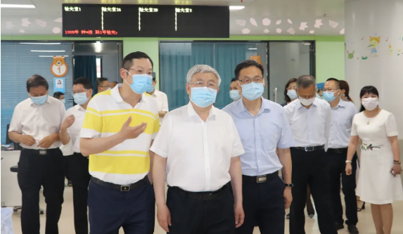 福建省副省长崔永辉陪同刘永富主任考察易游体育集团本部厦门大学附属厦门眼科中心2.png