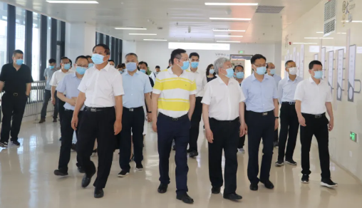福建省副省长崔永辉陪同刘永富主任考察易游体育集团本部厦门大学附属厦门眼科中心3.png