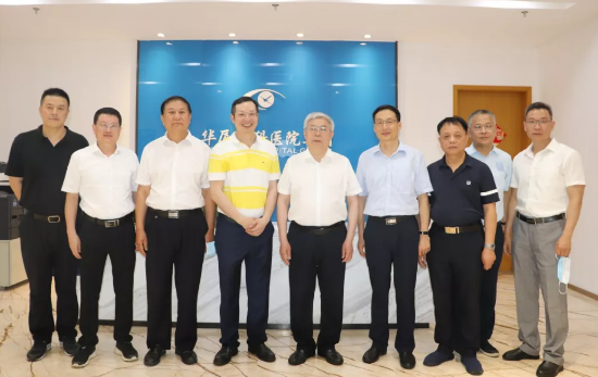 福建省副省长崔永辉陪同刘永富主任考察易游体育集团本部厦门大学附属厦门眼科中心5.png