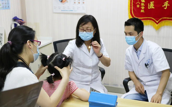 西安易游体育张利玲主任医师:身份多样,信念如一2.png 西安易游体育张利玲主任医师:身份多样,信念如一2.png