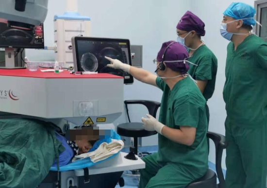 !我院张广斌教授再登全国眼科盛会直播,技术获赞“非常漂亮”!3.png !我院张广斌教授再登全国眼科盛会直播,技术获赞“非常漂亮”!3.png