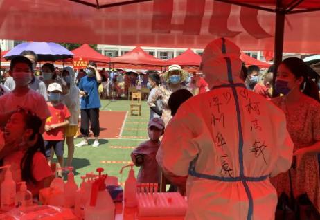 莆田市荔城区领*深入一线指导抗疫,听取易游体育集团援莆医疗队汇报工作3.png 莆田市荔城区领*深入一线指导抗疫,听取易游体育集团援莆医疗队汇报工作3.png