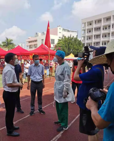 莆田市荔城区领*深入一线指导抗疫,听取易游体育集团援莆医疗队汇报工作4.png 莆田市荔城区领*深入一线指导抗疫,听取易游体育集团援莆医疗队汇报工作4.png