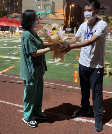 莆田市荔城区领*深入一线指导抗疫,听取易游体育集团援莆医疗队汇报工作7.png 莆田市荔城区领*深入一线指导抗疫,听取易游体育集团援莆医疗队汇报工作7.png