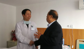 眼科博士徐惠民凭啥能有那么多“铁杆粉丝”...... —— 一位郑州易游体育医生的真实故事之三1.png 眼科博士徐惠民凭啥能有那么多“铁杆粉丝”...... —— 一位郑州易游体育医生的真实故事之三1.png