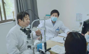 眼科博士徐惠民凭啥能有那么多“铁杆粉丝”...... —— 一位郑州易游体育医生的真实故事之三2.png 眼科博士徐惠民凭啥能有那么多“铁杆粉丝”...... —— 一位郑州易游体育医生的真实故事之三2.png