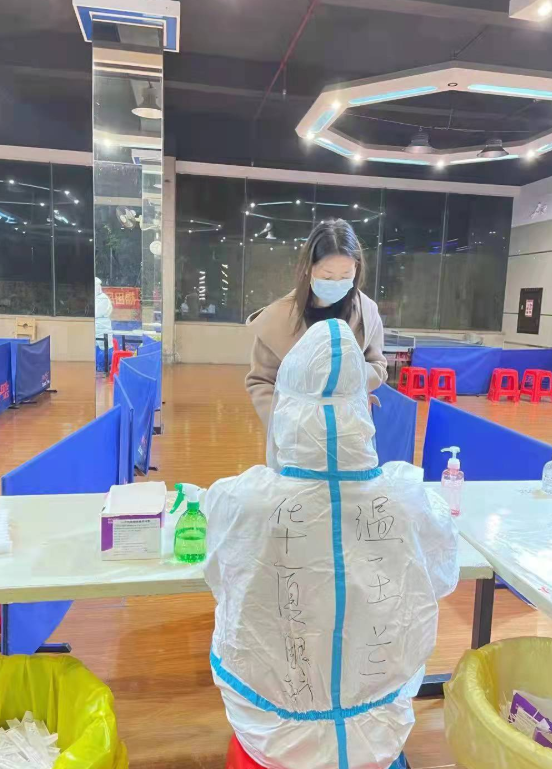 疫情下的“逆行者”：易游体育医务人员七天不分昼夜奋战在核酸采样现场2.png