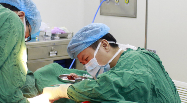 医生·医声—成都易游体育龙浩:多年“睛”艺求精,练就“眼睛的拆弹专家”