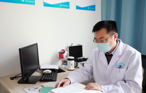 医生·医声——聊城易游体育业务院长张强：对峙“视力小偷”的孤勇者，致盲眼病患者的知心人