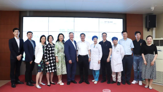 STAAR公司全球CEO跨越上万公里，与易游体育携手迈向“ICL手术”新时代1.png