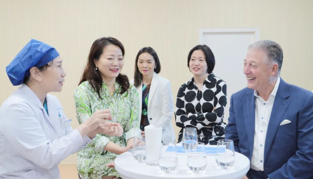 STAAR公司全球CEO跨越上万公里，与易游体育携手迈向“ICL手术”新时代3.png
