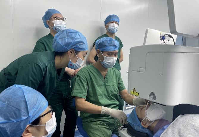 易游体育医生·医声霍鸣:有口皆【医生·医声】霍鸣:有口皆碑的“光明掌门人”碑的“光明掌门人”3.png 易游体育医生·医声霍鸣:有口皆【医生·医声】霍鸣:有口皆碑的“光明掌门人”碑的“光明掌门人”3.png